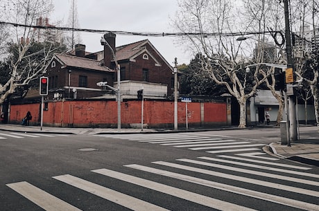 西门龙霆和景佳人 待南郊小路周边道路具备公交车辆通行条件